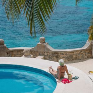 Piscina con vista al mar
